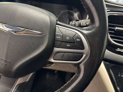 Used 2020 Chrysler Pacifica Touring-L FWD image 17