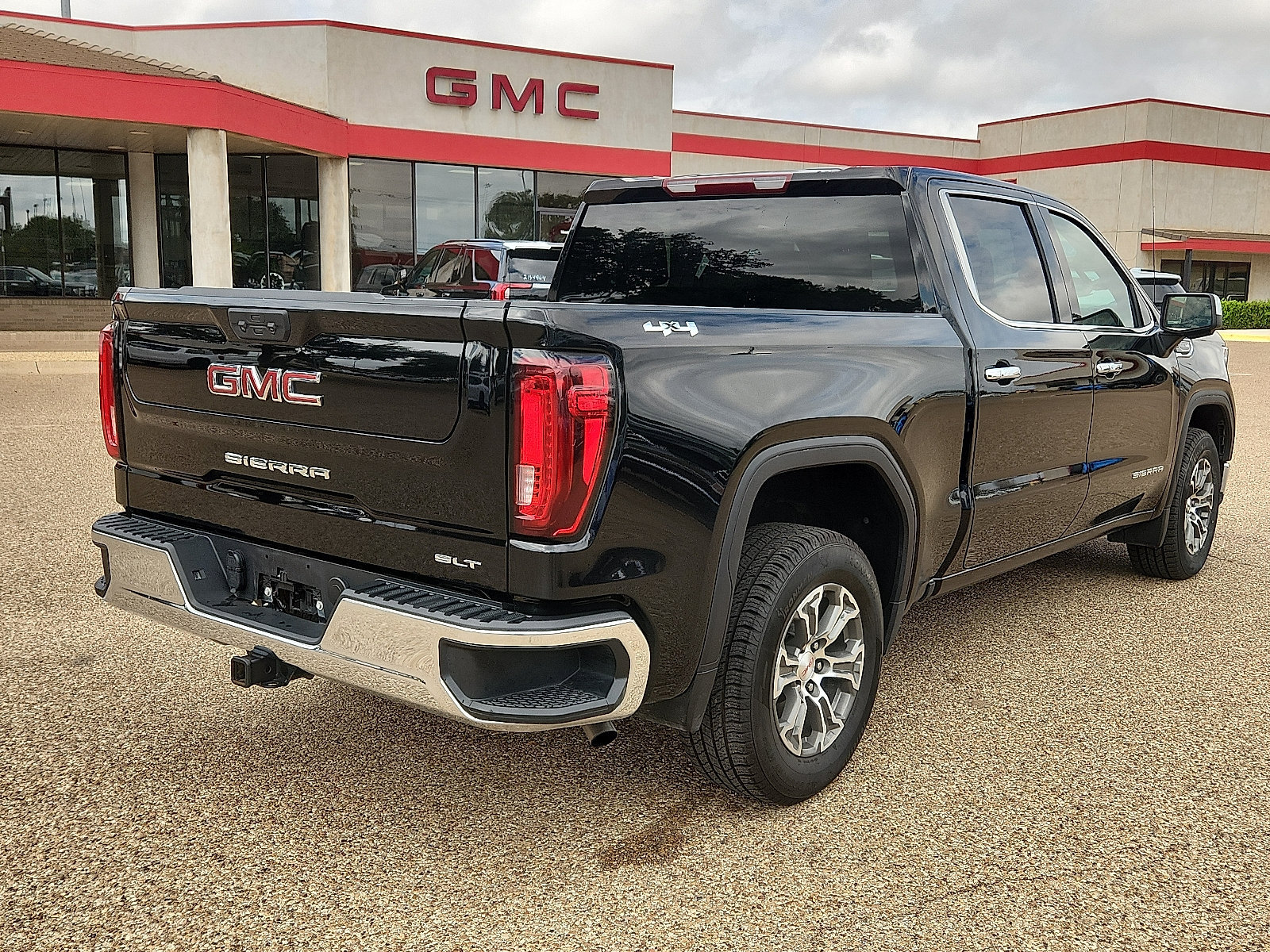 Used 2025 GMC Sierra 1500 SLT AWD/4WD image 4