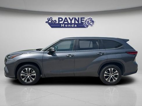 Used 2023 Toyota Highlander XLE FWD image 4