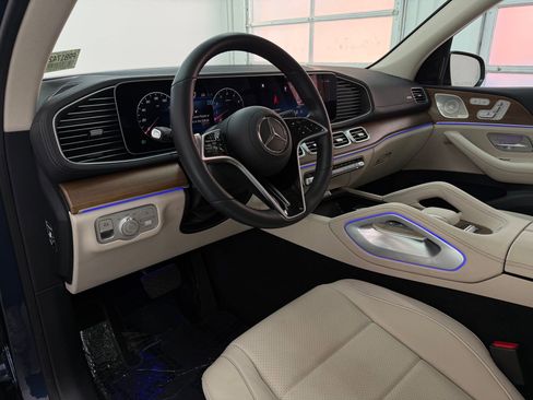 Used 2024 Mercedes-Benz GLS 450 4MATIC image 4