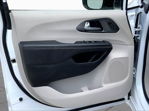 Used 2024 Chrysler Pacifica Touring-L FWD image 21