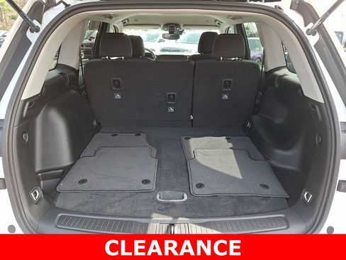 Used 2023 Jeep Grand Cherokee Laredo AWD/4WD image 28