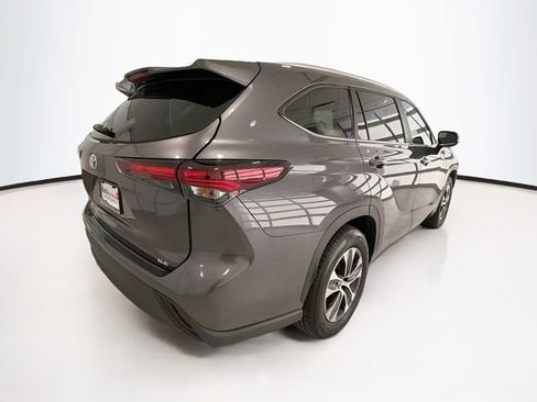 Certified 2025 Toyota Highlander XLE FWD image 7