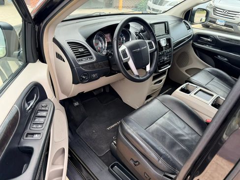 Used 2016 Chrysler Town & Country Touring FWD image 10