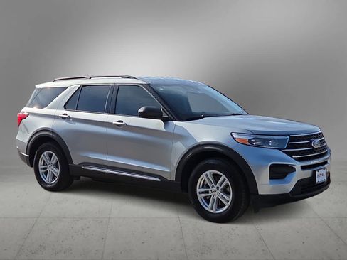 Used 2023 Ford Explorer XLT RWD image 2