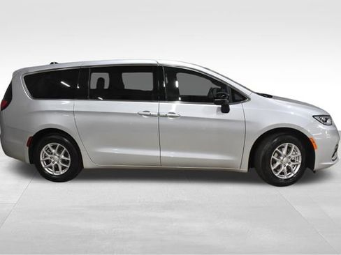 New 2026 Chrysler Pacifica Select FWD image 3