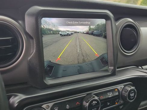 Certified 2022 Jeep Gladiator Sport AWD/4WD image 14