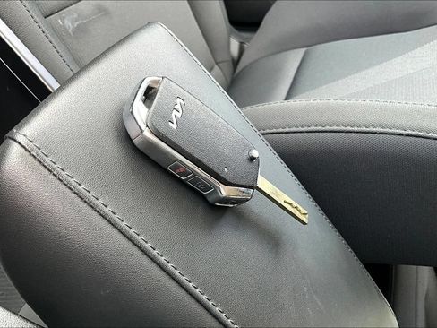 Used 2025 Kia Niro LX FWD image 36