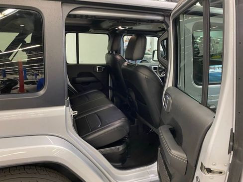 Used 2023 Jeep Wrangler Unlimited Sahara AWD/4WD image 15