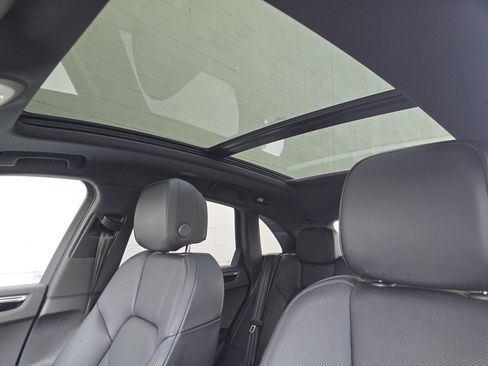 Certified 2025 Porsche Macan AWD/4WD image 13