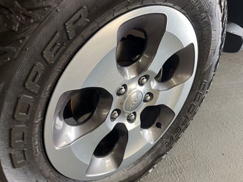 Used 2017 Jeep Wrangler Unlimited Sahara w/ Connectivity Group image 13