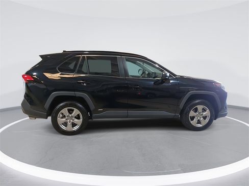 Used 2022 Toyota RAV4 LE image 4
