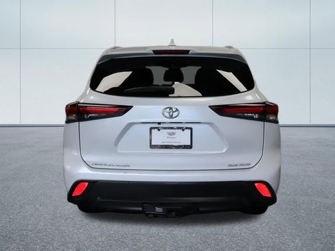 Used 2024 Toyota Highlander XLE AWD/4WD image 4
