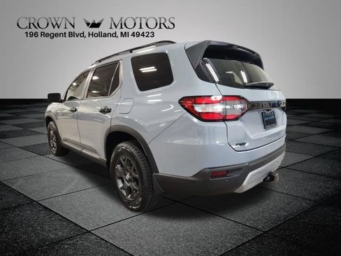 Certified 2025 Honda Pilot TrailSport image 5