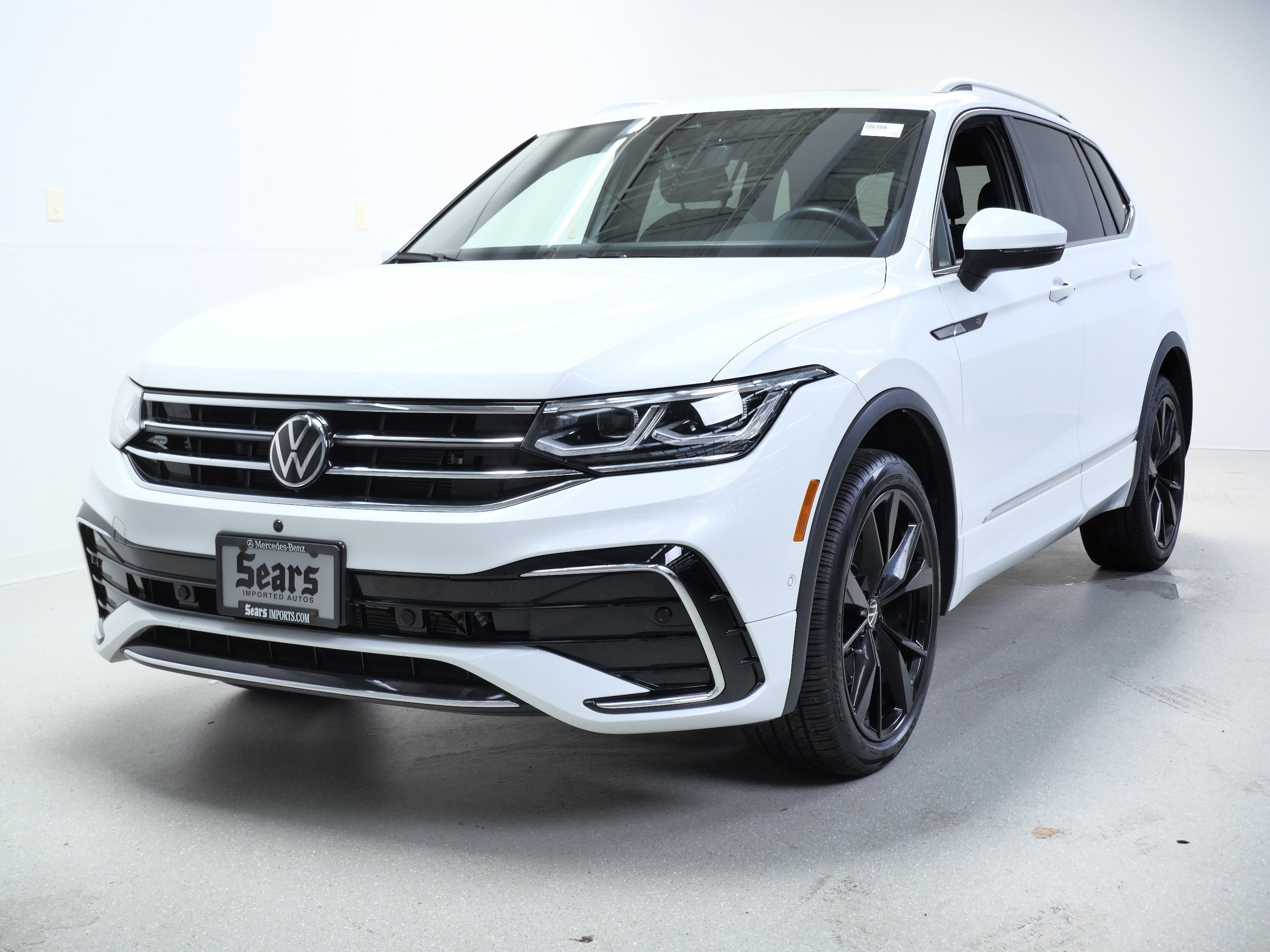 Used 2024 Volkswagen Tiguan SEL R-Line w/ MDO Package, Two-Row AWD/4WD image 12