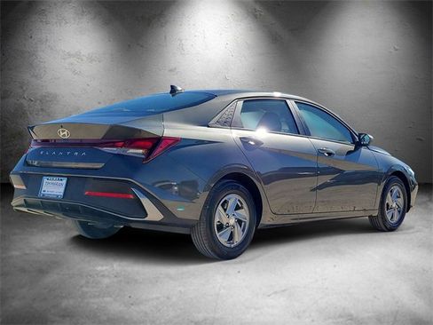 New 2025 Hyundai Elantra SE image 3