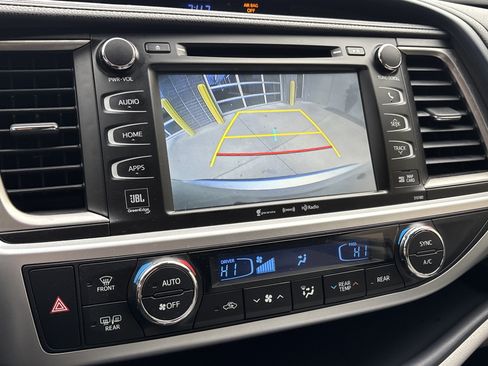 Used 2017 Toyota Highlander Limited image 25