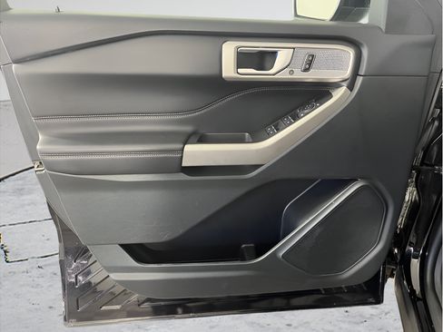 Used 2024 Ford Explorer Limited AWD/4WD image 9