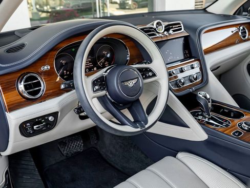 Used 2023 Bentley Bentayga AWD/4WD image 19