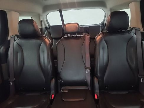 Used 2025 Kia Carnival FWD image 27