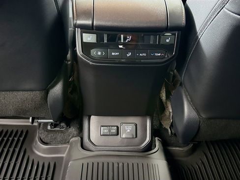 Used 2026 Toyota Highlander Platinum AWD/4WD image 25
