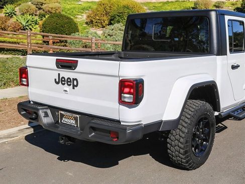 Used 2023 Jeep Gladiator Willys image 15