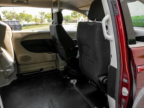 Used 2018 Chrysler Pacifica Touring Plus w/ Tire & Wheel Group image 32