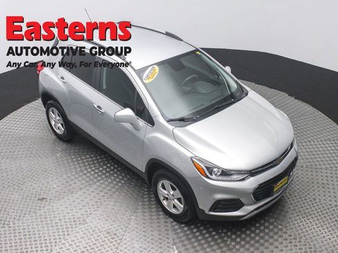 Used 2018 Chevrolet Trax LT w/ LT Convenience Package image 3