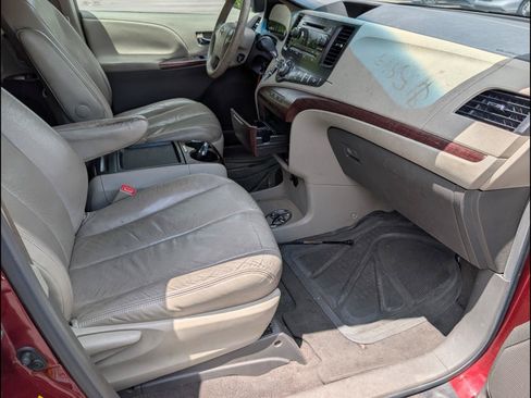 Used 2011 Toyota Sienna XLE w/ Entertainment Pkg FWD image 19