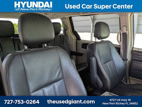 Used 2014 Chrysler Town & Country Touring FWD image 6