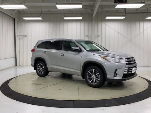 Used 2018 Toyota Highlander XLE AWD/4WD image 2