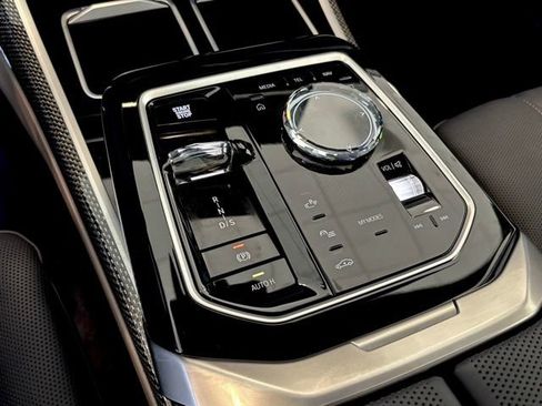 Used 2025 BMW 760i xDrive w/ Executive Package image 34