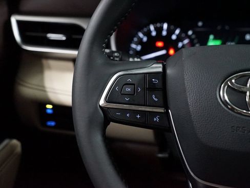 Certified 2021 Toyota Highlander XLE FWD image 14