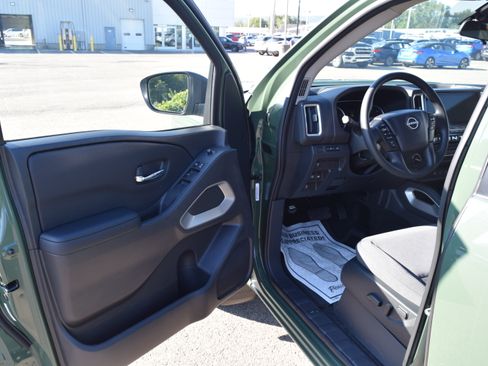 Used 2025 Nissan Frontier SV AWD/4WD image 12