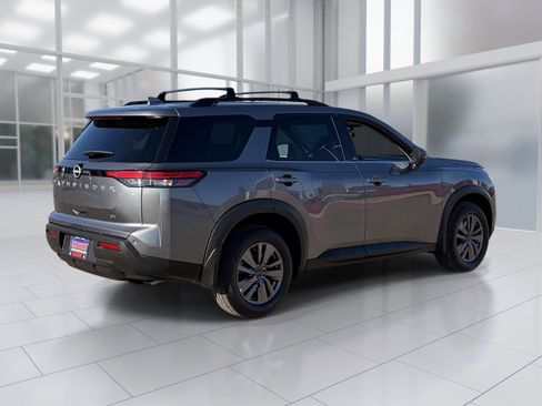 Used 2023 Nissan Pathfinder SV image 6