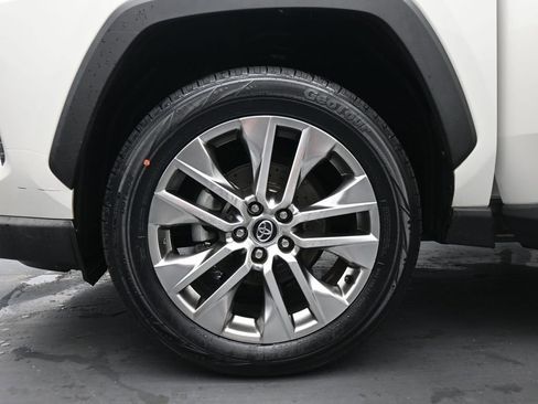 Used 2020 Toyota RAV4 Limited FWD image 17