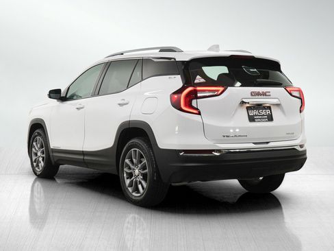 Used 2024 GMC Terrain SLT image 3