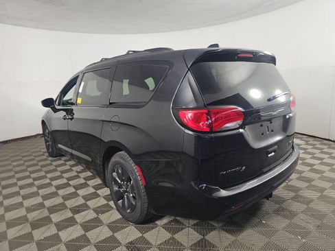 Used 2020 Chrysler Pacifica Touring-L w/ S Appearance Package FWD image 3