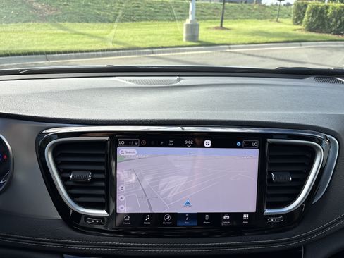 Certified 2025 Chrysler Pacifica Limited FWD image 31