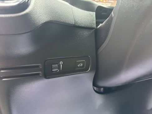 Used 2019 Volvo XC40 T5 R-Design image 16