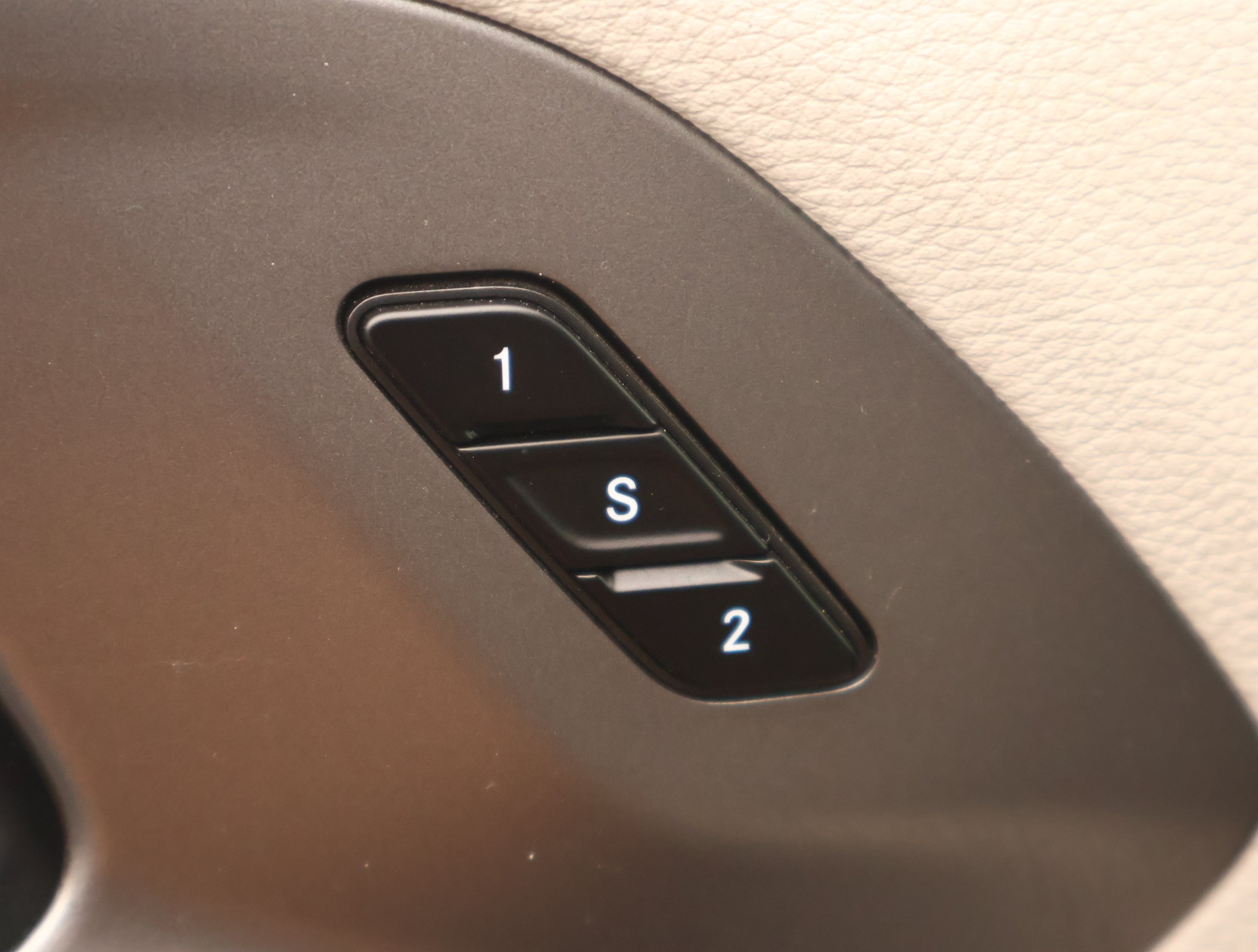 Used 2024 Chrysler Pacifica Touring-L FWD image 9