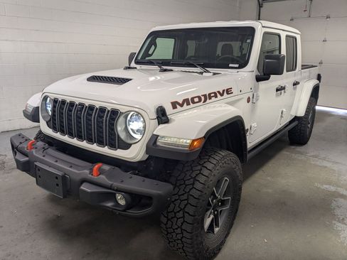 Used 2025 Jeep Gladiator Mojave AWD/4WD image 11