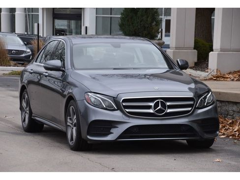 Used 2019 Mercedes-Benz E 300 4MATIC image 2