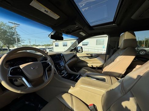 Used 2018 Cadillac Escalade Platinum image 38