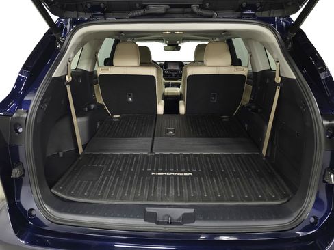 Used 2021 Toyota Highlander XLE AWD/4WD image 8