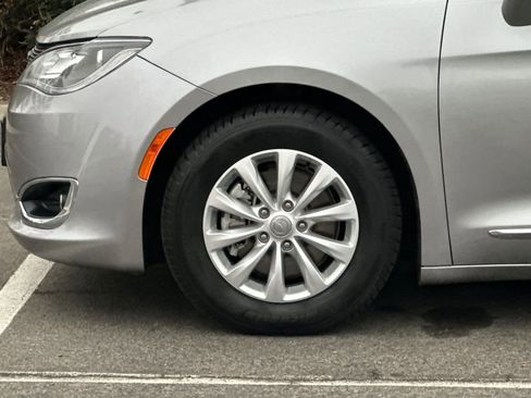 Used 2017 Chrysler Pacifica Touring-L image 27