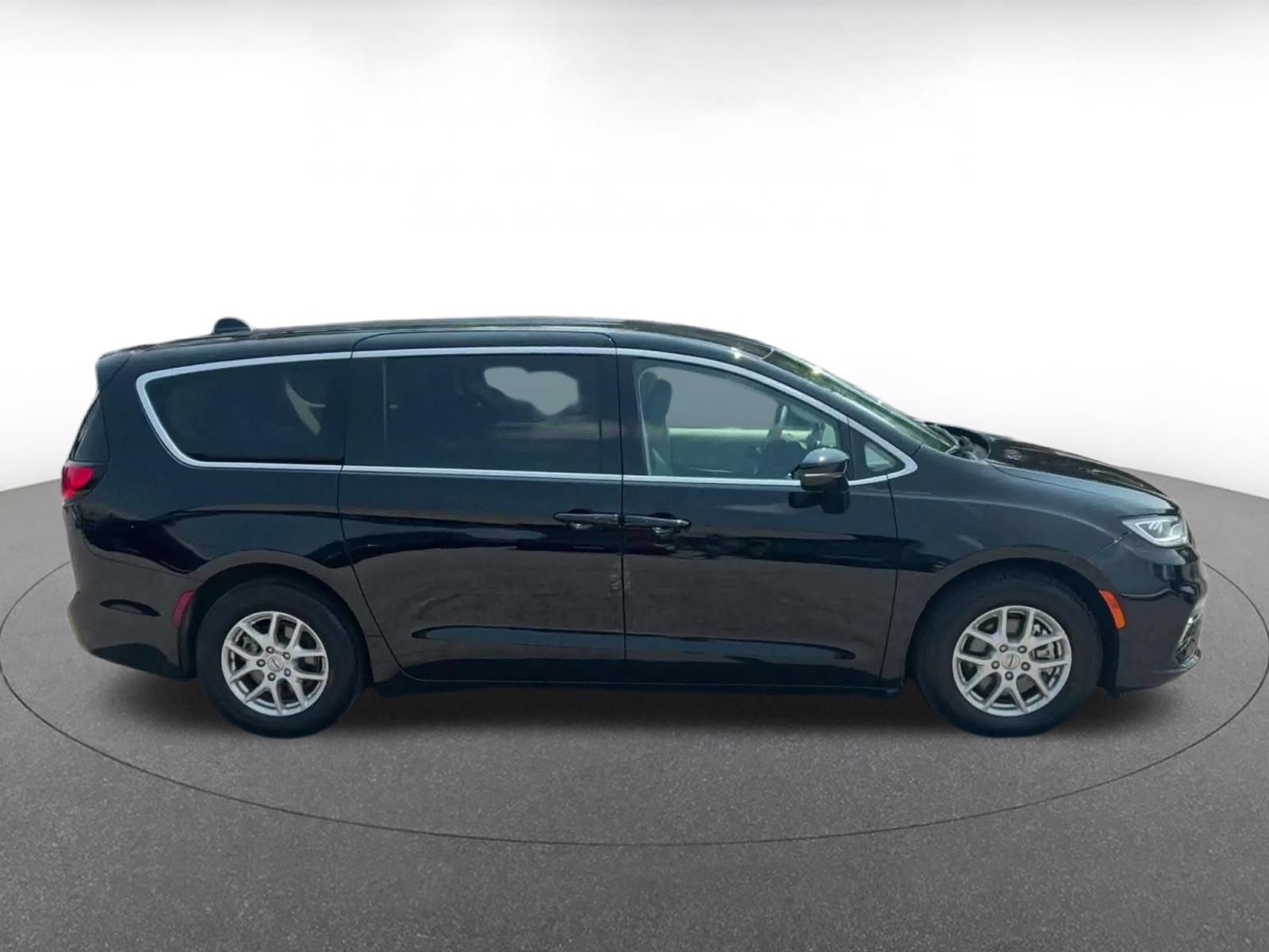 Used 2024 Chrysler Pacifica Touring-L FWD image 15