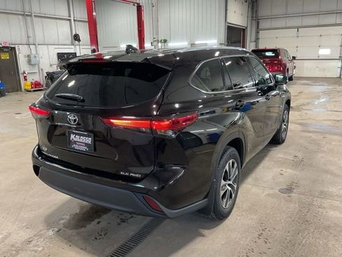 Used 2020 Toyota Highlander XLE image 6
