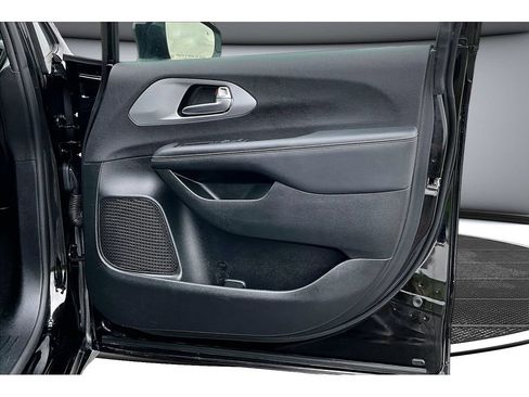Used 2025 Chrysler Pacifica Limited FWD image 45