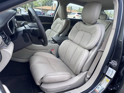 Used 2018 Lincoln Continental Select w/ Continental Climate Package FWD image 28